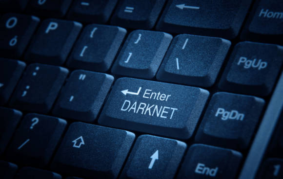 Symbolbild zeigt eine Tastatur mit der Aufschrift "Darknet" 