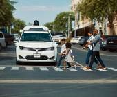 Auto von Waymo an Zebrastreifen