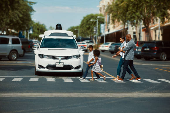 Auto von Waymo an Zebrastreifen 