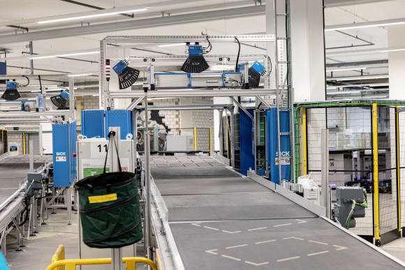 Förderband im Paketzentrum 
