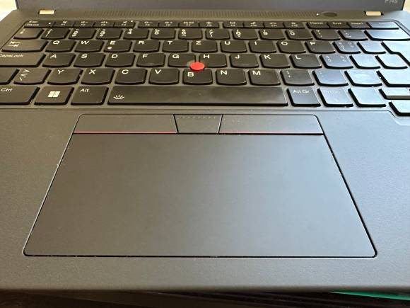 Nahaufnahme Touchpad und Tastatur