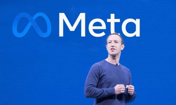 Mark Zuckerberg neben dem Logo von Meta