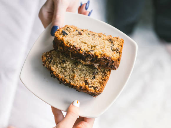 Ein Teller mit Kuchen wird weitergereicht 