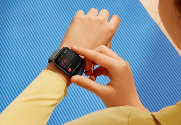 Die Xiaomi Redmi Watch 3 Active an einem Handgelenk 