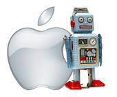 Symbolbild. Ein Aufzieh-Roboterspielzeug vor einem Apple-Logo
