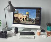 Ein iMac und eine Kamera auf einem Schreibtisch