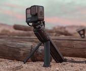GoPro auf einem Volta-Griff in einer Wüstenlandschaft