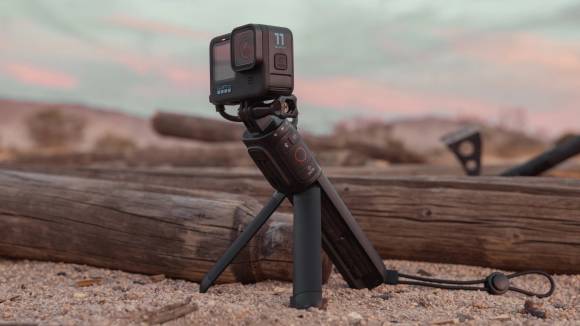 GoPro auf einem Volta-Griff in einer Wüstenlandschaft 