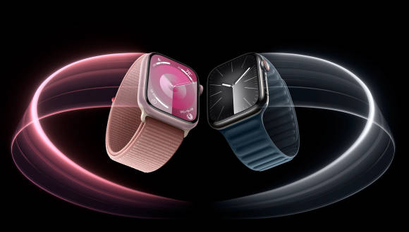 Zwei Apple Watches in Bewegung 
