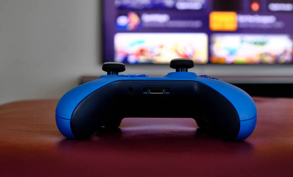 Ein richtiger Controller am Mac: Daran führt kein Weg vorbei Xbox-Controller auf dem Sofa