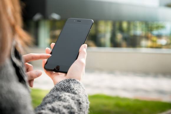 Frau mit Smartphone in der Hand (Symbolbild) 