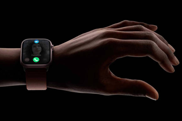 Eine Hand mit einer Apple Watch am Handgelenk Eine Hand mit einer Apple Watch am Handgelenk