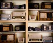 alte Radios in einem Wandgestell