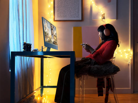 Spielende Person vor einem iMac Spielende Person vor einem iMac