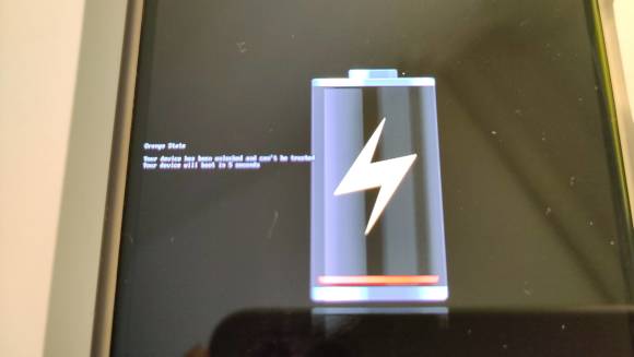 Orange Status-Meldung schreibt auf Englisch: Orange state: Your device has been unlocked and can't be trusted. Your device will boot in 5 seconds.