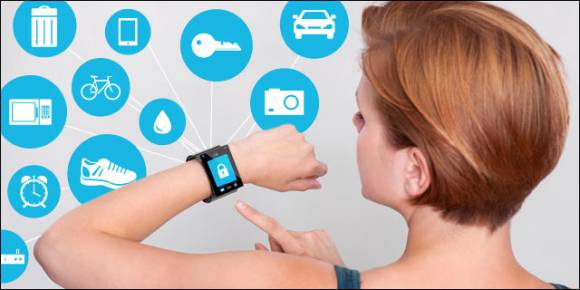 Eine Frau trägt eine Smartwatch und ist umgeben von App-Symbolen