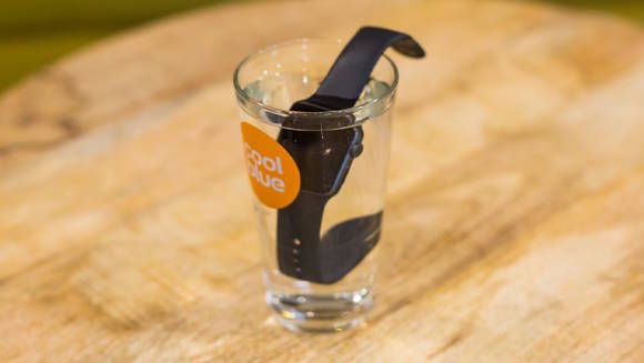 Symbolbild zeigt eine Smartwatch in einem mit Wasser gefüllten Glas