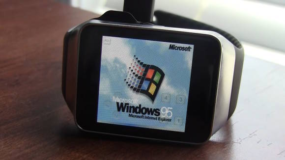 Eine Smartwatch zeigt den Windows-95-Startbildschirm