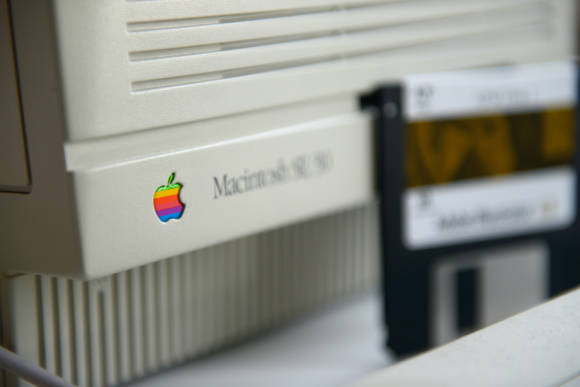 Detailaufnahme eines alten Macs mit einer Diskette 