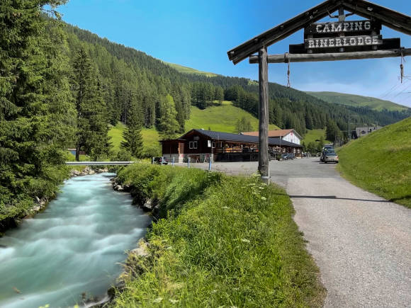 Wasser wie Samt und Seite: das typische Ergebnis einer Langzeitbelichtung Berglandschaft mit einem Bach