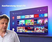 Daniel Bader steht for einem Smart-TV