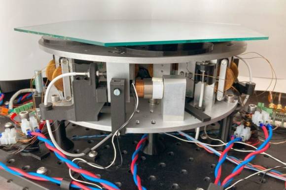 Schwingungsgedämpfte Platte für astronomische Präzisionsmessungen 