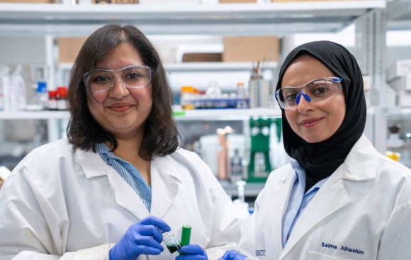 Sohini Bhattacharyya (links) und Salma Alhashim 