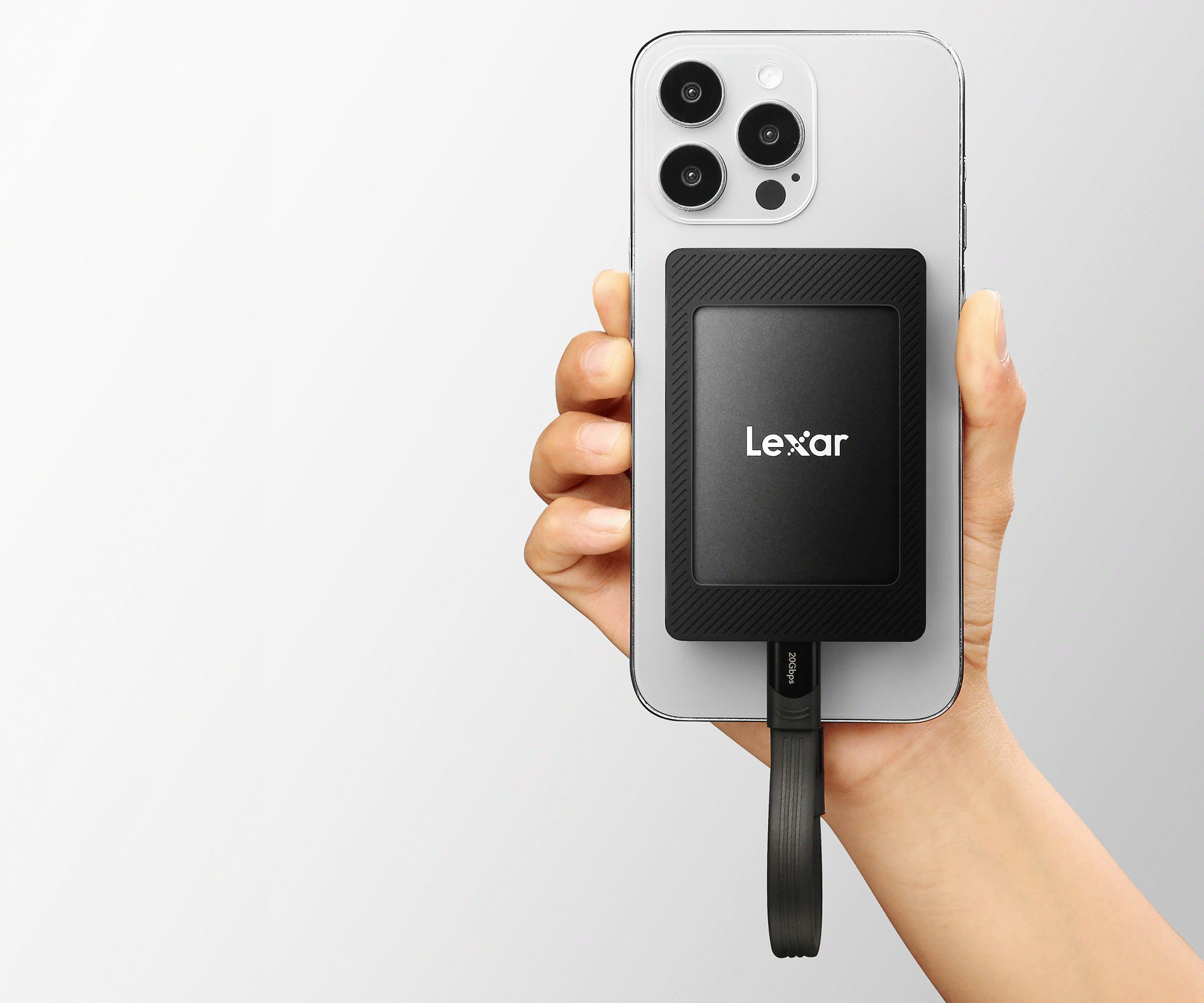 Die SSD von Lexar hält über MagSafe magnetisch am iPhone
