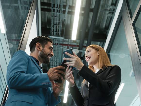 Menschen mit Smartphone 