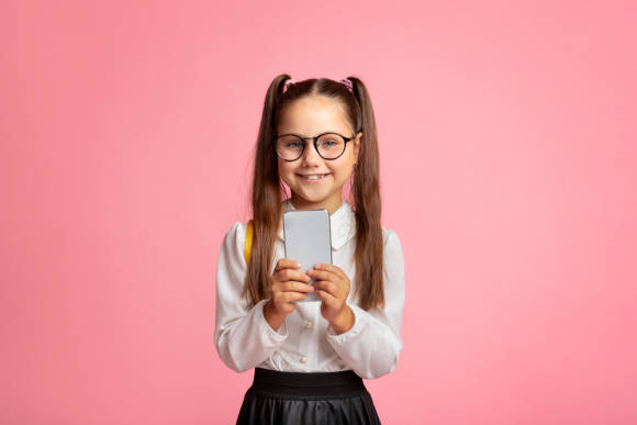 Kind mit Smartphone 