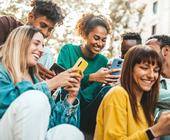 Teenager mit Smartphones