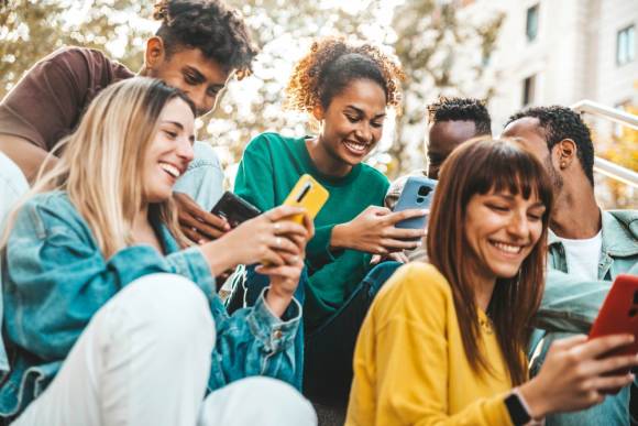 Teenager mit Smartphones 