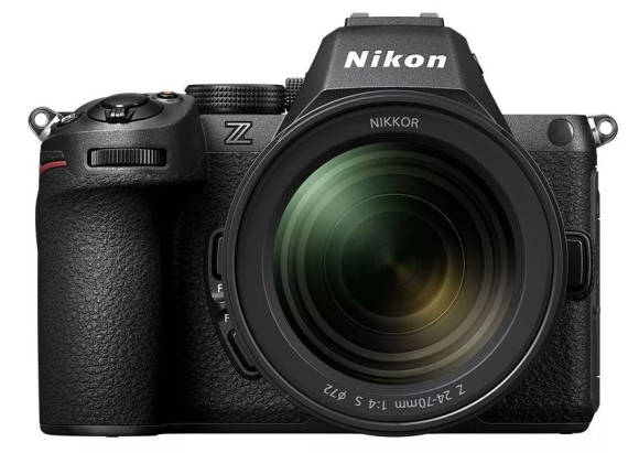 Bild 6: Die Systemkamera Nikon Z5 II ähnelt einer DSLR, hat jedoch keinen Spiegel