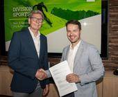 Christian Thaler, Geschäftsführer von Wintersteiger, und Andreas Rauh, bisheriger Eigentümer von Sports Rental, beim offiziellen Abschluss der Übernahme.