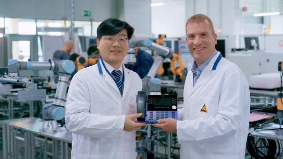 Hillson Cheung, President of Telecommunication Products VTech, und Martin Bitzinger, Senior-Vizepräsident, Produktmanagement Mitel 