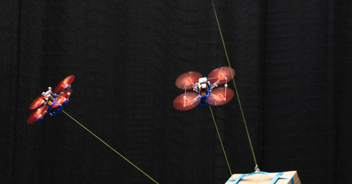 Drei-Drohnen-teilen-sich-ganze-Transportarbeit-bei-schweren-Lasten