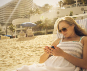 Sonne, Sand und im Wasser planschen – was uns gut tut, kann für das Smartphone und Tablet gefährlich werden. So kommen Sie mit Ihren mobilen Geräten unfallfrei durch den Sommer.