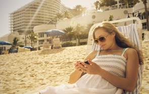 Sonne, Sand und im Wasser planschen – was uns gut tut, kann für das Smartphone und Tablet gefährlich werden. So kommen Sie mit Ihren mobilen Geräten unfallfrei durch den Sommer. 