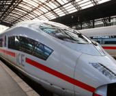 Die Deutsche Bahn verbessert ihr Internetangebot: Bis Ende des Jahres sollen die kostenpflichtigen WLAN-Hotspots in fast allen ICE-Zügen zur Verfügung stehen.