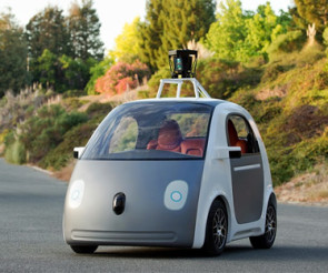 Einsteigen, anschnallen und losfahren: Google hat ein selbstfahrendes Auto ohne Lenkrad, Gas- und Bremspedal vorgestellt. Der Zweisitzer erledigt alles von selbst. 