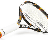 Der französische Tennis-Spezialist Babolat stellt mit dem Babolat Play Pure Drive einen Tennisschläger mit integrierten Sensoren, Bluetooth und einem USB-Anschluss im aufklappbaren Griff vor.
