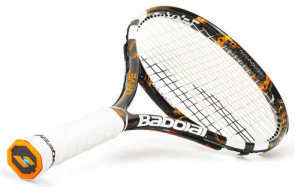 Der französische Tennis-Spezialist Babolat stellt mit dem Babolat Play Pure Drive einen Tennisschläger mit integrierten Sensoren, Bluetooth und einem USB-Anschluss im aufklappbaren Griff vor. 