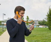 Schluss mit Telefonieren mit Knopf im Ohr als führe man Selbstgespräche – der Freisprechkopfhörer Hi-Ring zeigt deutlich, dass Sie gerade im Gespräch sind.