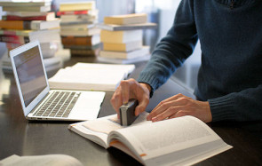  Das Schweizer Start-Up Dacuda präsentiert den kleinsten kabellosen Scanner der Welt. PocketScan verbindet sich per Bluetooth-Verbindung mit Windows-PCs, Mac-Rechnern und Apples iPad. 
