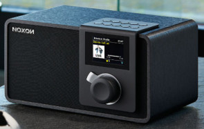 Das Digitalradio Noxon iRadio 410 empfängt Hörfunkprogramme per Internet, DAB+ oder UKW und greift dank UPnP/DLNA auch auf die Musikdatenbank eines NAS-Servers zu. 