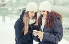 Das Problem kennt fast jeder: Mit normalen Handschuhe lässt sich das Smartphone nicht bedienen. Die Nanotips-Flüssigkeit soll aus jedem Handschuh eine Touchscreen-taugliche Handbekleidung machen. 