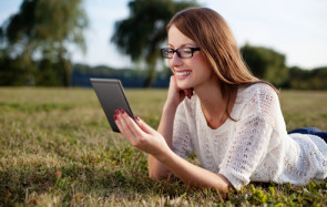 Schnäppchenjäger aufgepasst: Der Online-Händler Amazon hat vorübergehend die Preise für seine E-Book-Reader der Kindle-Serie gesenkt. Das Ersparte lässt sich gleich in Bücher investieren. 