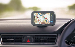 Der Satz "Hallo, Tomtom" aktiviert nun die Sprachkommandos der Go-Geräte von TomTom. Zudem lassen sich Änderungen im Kartenmaterial jetzt direkt am Navi eingeben und später teilen. 