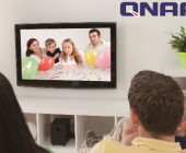 QNAP bringt mit dem HS-251 ein lüfterloses Home-NAS im Set-Top-Box-Design. Dank HDMI-Ausgang lässt sich der Wohnzimmer-Server auch direkt mit gängigen Smart-TVs verbinden.