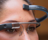 Das britische Unternehmen This Place hat eine App entwickelt, mit der Google Glass die Gedanken des Trägers liest und interpretiert. Die Datenbrille per Willenskraft steuern ist kein Problem mehr.